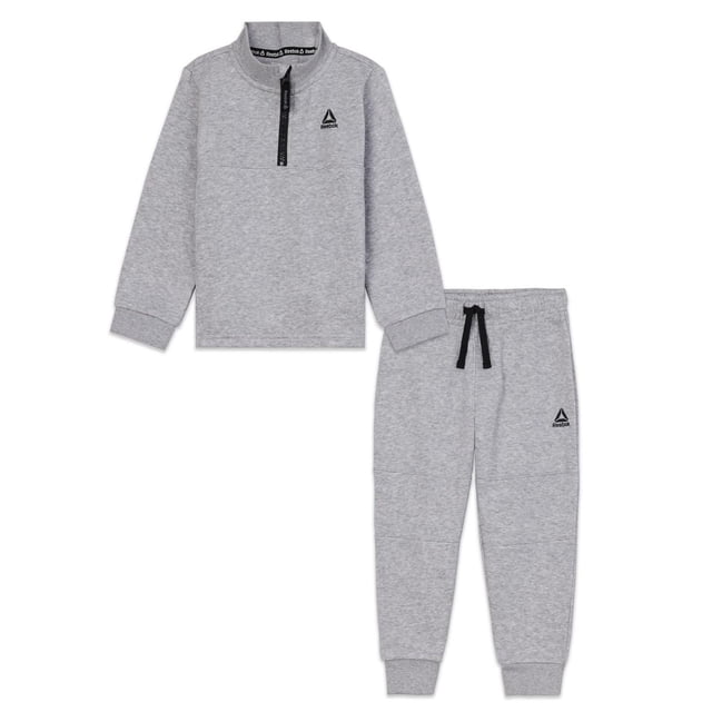 Reebok Adventure Ensemble 2 Pcs à Demi-Glissière en Molleton Mélange de Coton Gris Comprenant un Col Montant à Enfiler avec une Demi-Glissière Noire à l'Avant et des Poignets Côtelés, Assorti à des Pantalons à Enfiler Assortis avec une Taille Élastique et un Cordon de Serrage Noir, Affichant Tous les Deux le logo Reebok, Idéal pour les Tout-Petits Actifs et les Jeux Décontractés.
