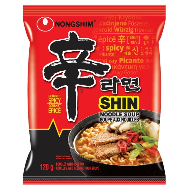Nongshim Shin Ramyun Soupe de Nouilles, Paquet Simple avec Emballage Rouge et Noir Mettant en Vedette des Caractères Coréens Audacieux et le Mot Shin en Jaune, Montrant un Bol de Soupe de Nouilles Épicée avec Bœuf, Champignons, Piments chili Rouges et Oignons Verts, 120 g, Connue pour Sa Saveur Épicée Audacieuse et Ses Nouilles Moelleuses, Convient aux Repas Rapides Ou aux Collations.