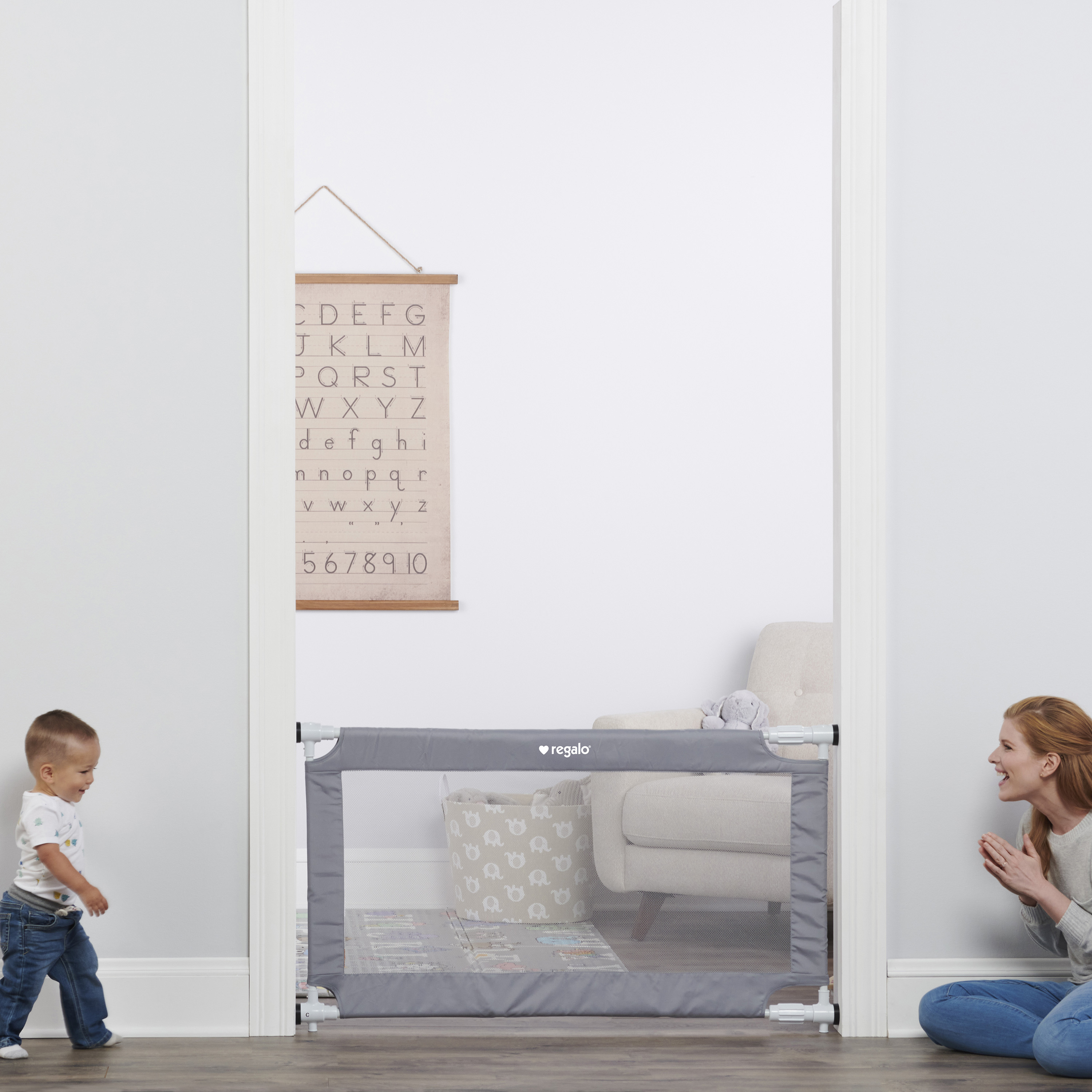 Regalo Barrière de Sécurité Bébé et Animaux Extensible 50" – Barrière Gris à Fixation Sans Perçage pour Portes ou Couloirs, Convient pour Ouvertures de 27,5 à 50 po