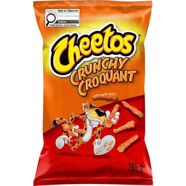 Cheetos Crunchy Sac de Collations Aromatisées au Fromage avec Emballage orange et Rouge, Présentant le logo Cheetos, la Mascotte Chester Cheetah Tenant des Bouffées de Fromage Crunchy, Étiquette d'Avertissement sodium, et Poids net de 285 g, Convient pour le Partage comme Collation Fromageuse.