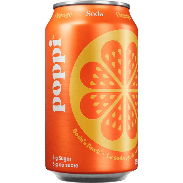 poppi Boisson Gazeuse à l'Orange 355 ml en Canette avec Fond Orange Vif et Grande Tranche d'Orange Stylisée en Jaune et Orange, avec le logo poppi Blanc à la Verticale et un Texte Affichant 5 g de Sucre. Cette Boisson Gazeuse Prébiotique Contient du Vinaigre de Cidre de Pomme et Offre une option de Boisson Gazeuse Faible en Sucre.
