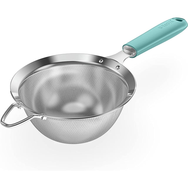 Passoire à Mailles en Acier Inoxydable 18/8: U-Taste Passoire Fine de Cuisine de 5,5 Pouces avec Poignée en Silicone Robuste Rivetée et Maille de 30 pour Filtrer la Farine, les Pâtes, les fruits, le Quinoa en Aqua Sky. la Passoire Présente une Maille en Acier Inoxydable de Qualité Alimentaire avec des Trous de 0,6 mm de Diamètre, Assurant un Filtrage Efficace des Petites Particules comme les Graines et les grains. la Poignée Rivetée Est Revêtue de Silicone pour une Prise Confortable et Comprend une Boucle de Suspension