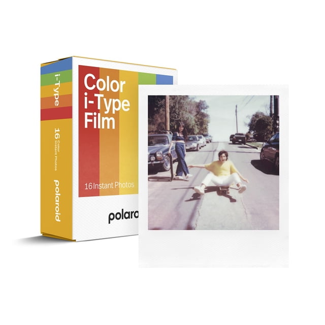 Polaroid Film Couleur pour i-Type - Lot de 2 Montrant une Boîte avec des Rayures Verticales Colorées et du Texte pour 16 photos Instantanées, à Côté d'Un Échantillon de photo Instantanée d'Une Scène de Rue avec des Voitures en Stationnement et Deux Personnes, l'Une Debout et l'Autre Assise sur le Trottoir, Encadré par la Bordure Blanche Classique.
