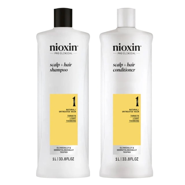 Nioxin System 1 Duo de Shampooing et Revitalisant 1 L, Comprenant Deux Bouteilles Blanches avec Étiquettes Jaunes. l'Ensemble Comprend un Shampooing Nettoyant System 1 de 33,8 fl oz et un Revitalisant de Thérapie du Cuir Chevelu System 1 de 33,8 fl oz. Conçu pour des Cheveux Naturels Non Traités avec un Clair Aminci, Ce Duo Cible la Santé du Cuir Chevelu et la Force des Cheveux. les Deux Bouteilles Sont Étiquetées comme Testé Cliniquement et Dermatologiquement.