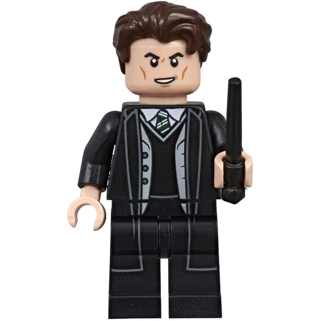 LEGO Harry Potter Tom Riddle : Figurine Exclusive avec Baguette, une Très Petite Figurine de Moins de 2 Pouces de Hauteur. la Figurine Présente une Combinaison Noire avec Impression Détaillée, Incluant une Cravate Verte et Argent, et Tient une Baguette Noire.