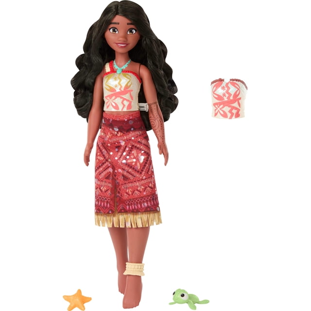 Jouets Disney Moana 2, Poupée Mannequin Tautai Nageuse Moana aux Longs Cheveux Noirs Ondulés, Bras Articulés, Tête et Jambes Qui Tombent dans l'Eau, Portant une Jupe à Motif Rouge avec Franges Dorées, Collier turquoise, Socle Crème, et Corsage Crème et Corail à Changement de Couleur. Comprend un Corsage à Changement de Couleur Séparé, une Étoile de Mer orange et des Accessoires Tortue Verte.