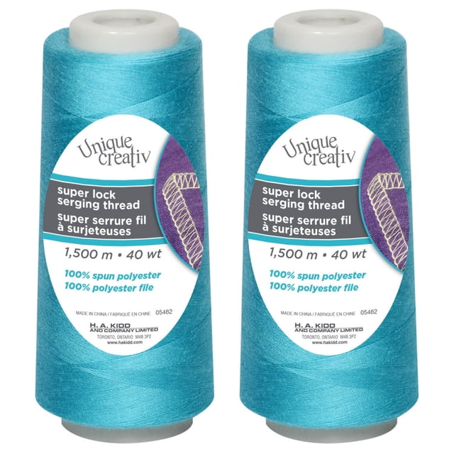 UNIQUE CREATIV TRULOCK Fil à Surpiqûres Bleu turquoise, polyester Filé 100 %, 40 wt, Cône 1500 m, Deux Bobines avec Hauts Blancs et Étiquettes Montrant les Détails du Produit et Échantillon de Surpiqûre sur Tissu Violet, Idéal pour les Coutures, Ourlets et Finitions de Bord en Couture et Artisanat.