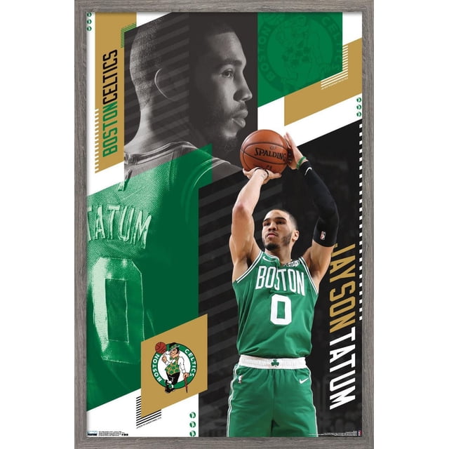 NBA Celtics de Boston - Affiche Murale Jayson Tatum 19, 22,375 Po x 34 Po Présentant un design composite avec un Gros Plan du Chandail Vert des Celtics de Jayson Tatum Montrant Son Nom et le Numéro 0 au Dos, à Côté d'Un Plan d'Action de Lui Tirant un Ballon de basketball Portant l'Uniforme Vert des Celtics de Boston, Accentué de Formes Géométriques Or et Noir et du logo des Celtics de Boston.