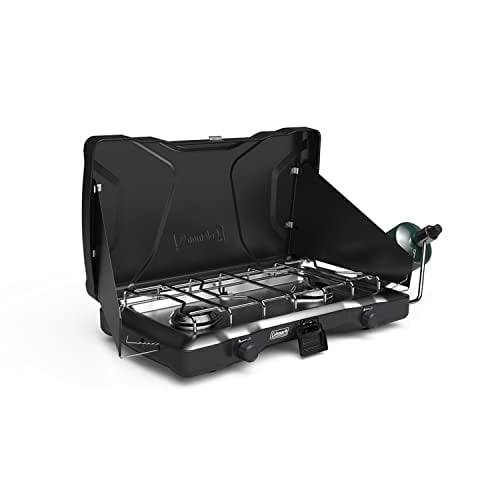 Coleman Triton- Réchaud de Camping au Propane à 2 Brûleurs avec Grille Amovible durable Plaquée Chrome et Deux Pare-Vent pour la Cuisson Extérieure. Comprend un Loquet Robuste et une rotation du Bouton Améliorée pour un Contrôle Précis de la Température. Montré en position Ouverte avec un Réservoir de Propane Intégré, sur Fond Blanc.
