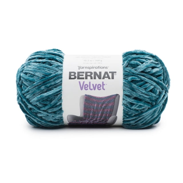Bernat® Velvet™ Fil, Polyester #5 Volumineux, 10.5oz/300g, 315 Yards, Écheveau de Fil Velours Peluche Bleu Sarcelle avec texture Douce et Veloutée et Calibre Volumineux, Convient aux Projets de Tricot et de crochet comme les Couvertures et les Oreillers, Présentant une Étiquette avec une image d'Un Jeté Tricoté sur une Chaise.