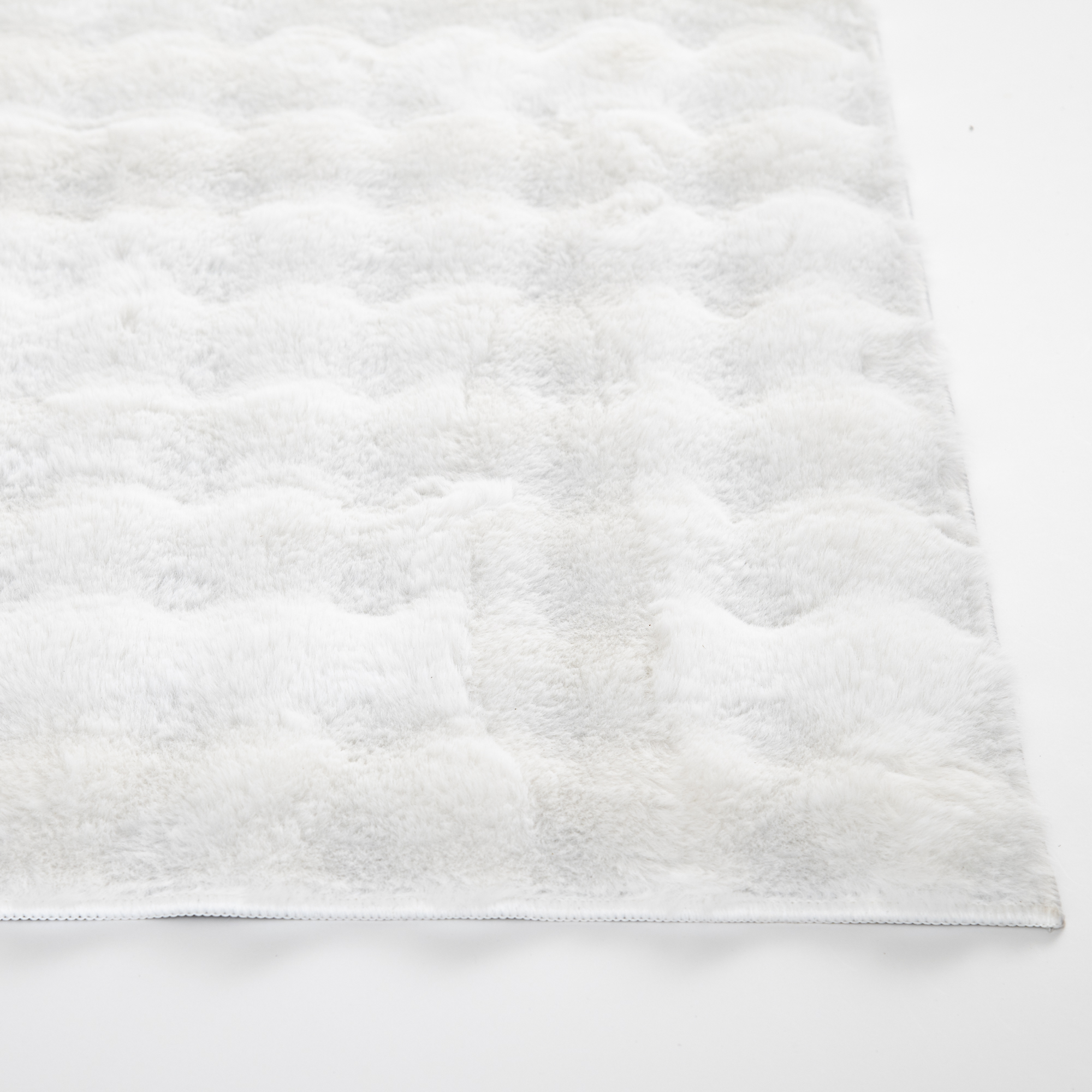 Tapis Mainstays Bubble Rabbit en fausse fourrure blanche 500 g/m², format 152 x 213 cm, recommandé pour le salon, la salle à manger et la chambre.