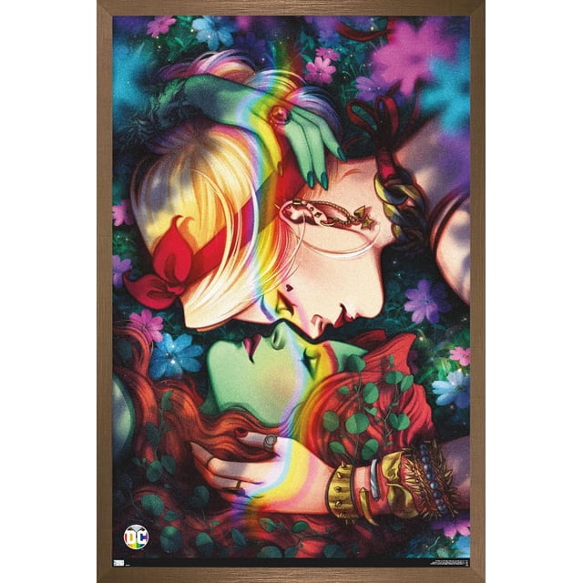 DC Comics - Affiche Murale Harley Quinn et Poison Ivy Pride, 22,375 Pouces x 34 Pouces, Représentant un Gros Plan de Harley Quinn aux Cheveux Blonds et au Serre-Tête Rouge Appuyé pour Embrasser du Poison Ivy à la Peau Verte et aux Cheveux Rouges, Entourée de Fleurs Colorées et d'Effets Lumineux Arc-en-Ciel, Convenant à une Déco Intérieure Vibrante Ou à une Utilisation Lors de Fêtes.