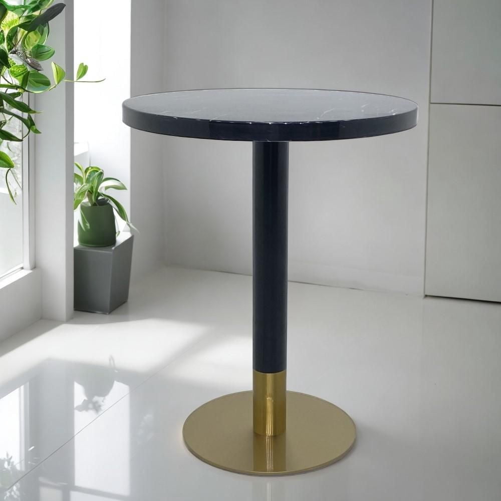 Table de salle à manger moderne Roza en faux marbre blanc avec détails de base en laiton noir et doré – Un design chic et compact, parfait pour les petits espaces ou les restaurants, alliant élégance