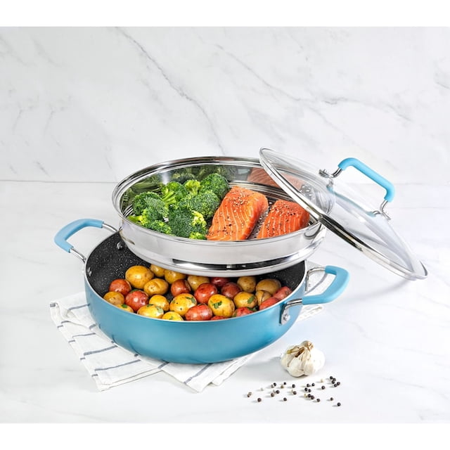 Ensemble de Batterie de Cuisine Bleu pour Tous les Jours avec un pot Antiadhésif Bleu de 5,5 Qt Rempli de Petits Pommes de Terre Mélangés, Surmonté d'Un Cuiseur Vapeur en Acier Inoxydable Contenant du Brocoli et Deux Filets de Saumon Assaisonnés, Doté d'Un Couvercle en Verre Trempé Transparent avec Poignée en Caoutchouc Bleue, Serti sur une surface en Marbre Blanc avec Ail et Grains de Poivre.
