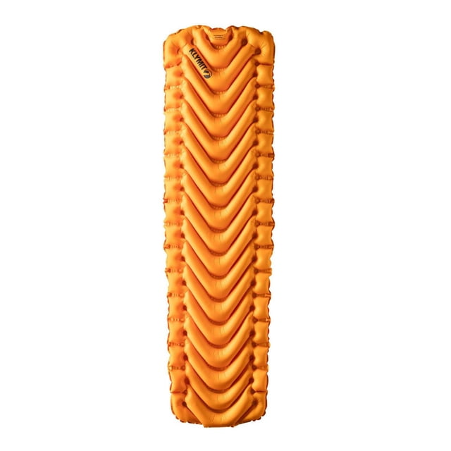 Insulated Static V Lite ECO Coussin de Couchage - Orange, un Coussin de Couchage Léger Quatre Saisons pour la Randonnée avec une Forme Rectangulaire et un design à Chambre en V Breveté, Isolation Synthétique pour la protection du Sol Froid, et Rampes Latérales Intégrées pour Vous Garder Centré, Fabriqué à Partir d'Un Tissu Durable Approuvé BlueSign, Convient Aussi au camping Léger et au Repos en Plein Air.