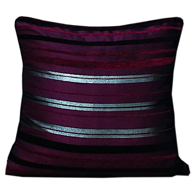 Gouchee Coussin Contemporain au Design, 18 par 18 Pouces, en Tissu chenille à Rayures damson avec Rayures Horizontales Noires et Argent Métallique, Rempli de Fibre de polyester Canadienne et d'Une Fermeture Éclair pour un Nettoyage Facile, Utilisé Souvent comme accent Décoratif sur Canapés Ou Lits.