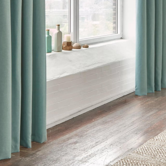 Bouclair Rideau Occultant Seafoam Aqua Darja Mesurant 54x96 Pouces (137x244 cm), Présenté dans un Décor Intérieur Moderne. le Panneau de Rideau Seafoam Aqua Uni Est Fait de Doublure en Mousse de polyester 100 %, Offrant un Blocage Complet de la Lumière, une Réduction du Bruit et une Efficacité Énergétique. le Rideau Se Suspend Élégamment à une Tringle, Complétant la Déco de la Pièce avec Son Ton Doux et Stylé. Convient aux Chambres, Salons Ou Espaces de Divertissement, Il Offre un Environnement Tranquille et Isolé. un Panneau par Paquet