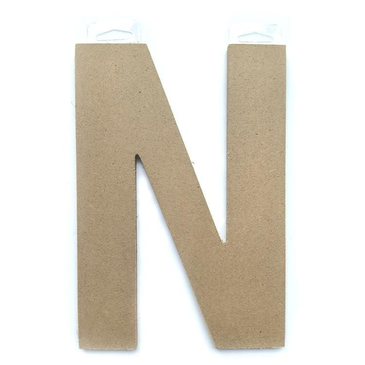 Lettre N en bois du décor Lerman