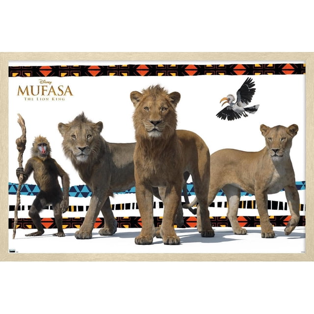 Disney Mufasa : Le Roi Lion - Affiche Murale de Groupe Représentant un Babouin Tenant un Bâton en Bois, Deux Jeunes lions à Côté d'Un Lion Adulte central avec une Crinière, et un Oiseau Cornet Volant au-Dessus, sur Fond Blanc avec des Bordures à Motifs Tribaux Rouges, Noirs, Bleus et orange.
