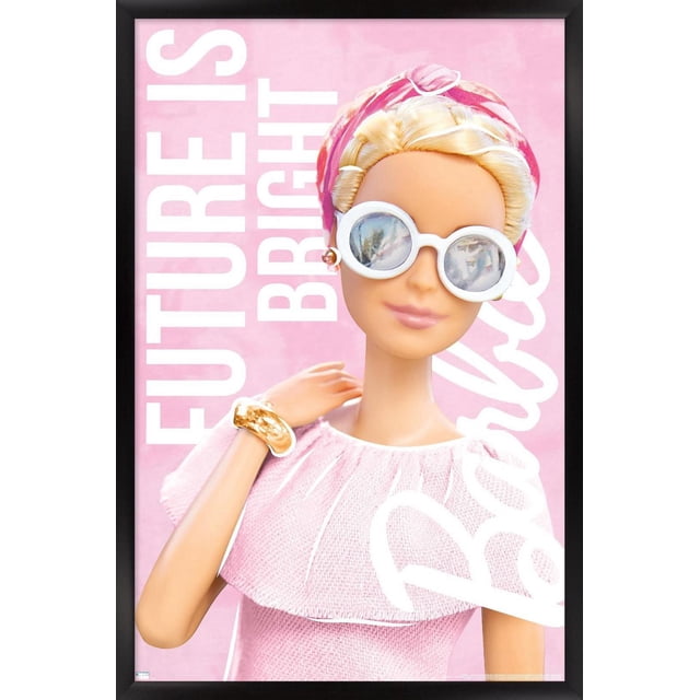 Mattel Barbie - Affiche Murale « Future is Bright » Montrant une Poupée Barbie dans une Robe Texturée Rose avec une Encolure à Volants, Portant un Foulard à Motifs Rose et Blanc, des Boucles d'Oreilles Créoles Dorées et un bracelet Épais en Or, sur Fond Rose avec Texte Blanc « Future is Bright Barbie ».