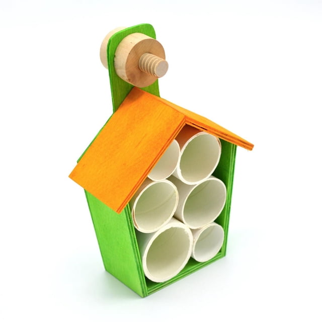 Oxbow Enriched Life la Mangeoire Maison à Friandises avec un Cadre de Maison en Bois Vert et un Toit orange, Contenant six tubes Cylindriques Blancs pour Cacher la Nourriture et les Friandises, Conçue pour s'Agripper Facilement aux habitats et Soutenir les Comportements d'Enrichissement Naturel chez les Petits Animaux.