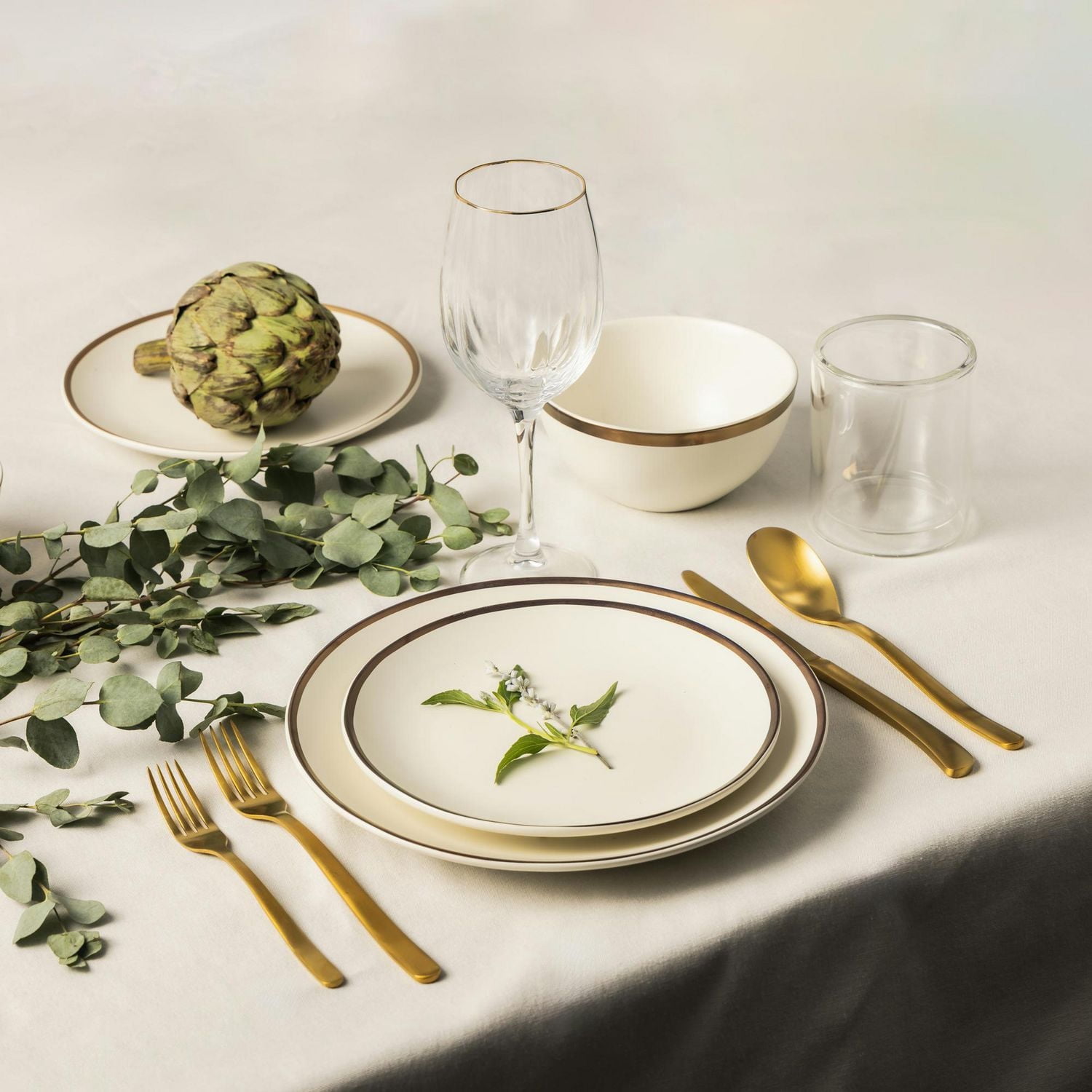 Service de table en grès 12 pièces de la collection Everest de Thyme & Table, blanc