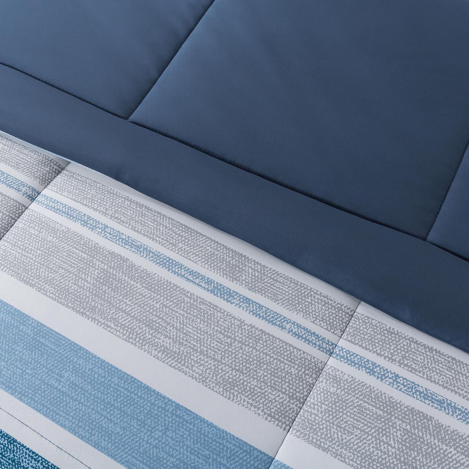 Ensemble de literie tout-en-un réversible Mainstays, avec couette et draps, pièces, à rayures bleues