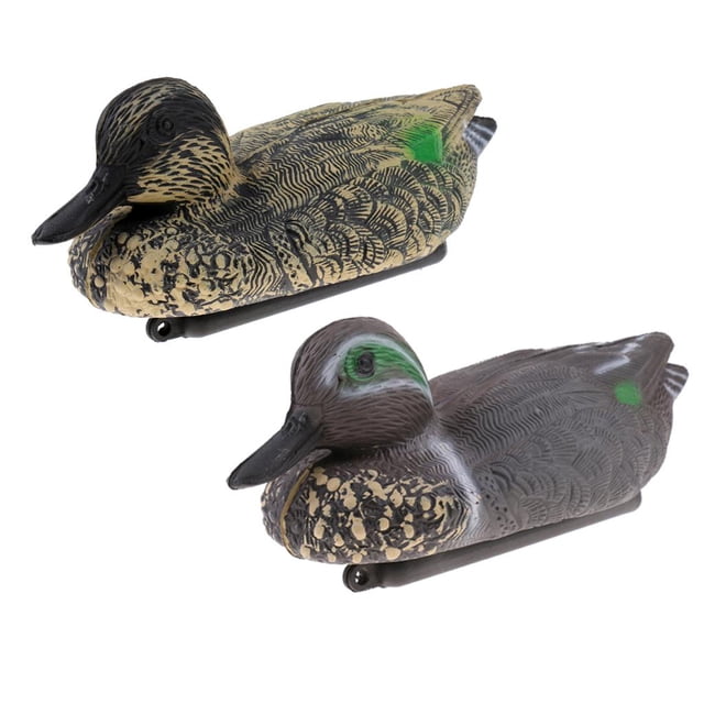 2 Pcs Canard Flottant XPE Haute Simulation Decoy Hunting Decoy Décoration de Jardin. l'Image Montre Deux Leurres de Canard Réalistes en Matériau XPE, Présentant des Motifs de Plumes Détaillés et des Coloriages Réalistes. l'Un Canard a un Corps Brun avec des accents Verts, l'Autre a un Corps beige avec des Marquages Noirs. Ces Leurres Sont Conçus pour Flotter sur l'Eau Ou Être Placés dans des Champs, Convenant à la Chasse, Attirant des Canards pour la Photographie Ou comme Décorations de Jardin et de Piscine. la Taille Approximative Est 26x1