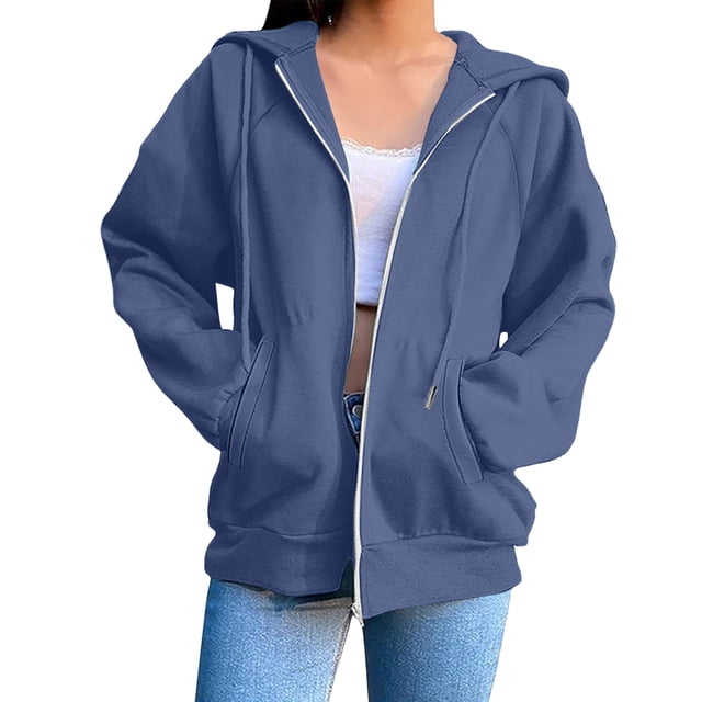 Mgmyaa Chandail à Capuchon pour Femmes, Mode, Couleur Unie, Poche, Manches raglan, Veste à Manches Longues Zippée Montrée sur une Vue Orientée vers l'Avant. le Chandail à Capuchon Présente une Couleur Bleue Unie, une Capuche, une Fermeture Éclair et Deux Poches avant. Fabriqué en Tissu polyester Doux, Il Est Stylé avec des Manches raglan et Assorti à des jeans pour un Style Décontracté. Idéal pour l'Automne et l'Hiver, Ce Haut pour Femmes Est Polyvalent pour les Tenues Quotidiennes et la Superposition.