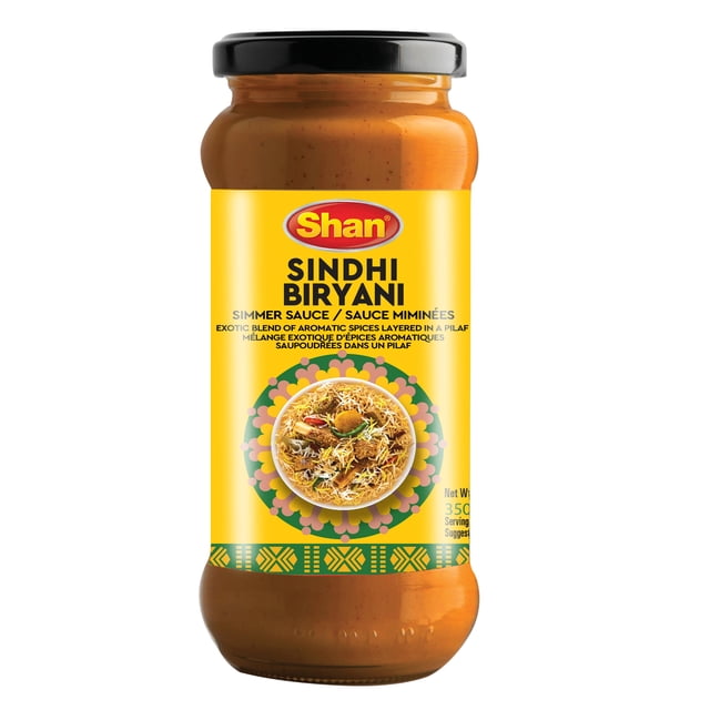 Shan Sauce de Cuisson Sindhi Biryani, 12.3oz (350g) dans un Pot en Verre Transparent avec Couvercle Noir et Étiquette Jaune Mettant en Vedette le logo Shan et un Bol de Biryani, une Sauce Mijotée Prête à l'Emploi avec des Épices Pakistanaises Traditionnelles pour une Cuisson Facile en une Seule Casserole du Poulet, du Bœuf Ou des Légumes Biryani.