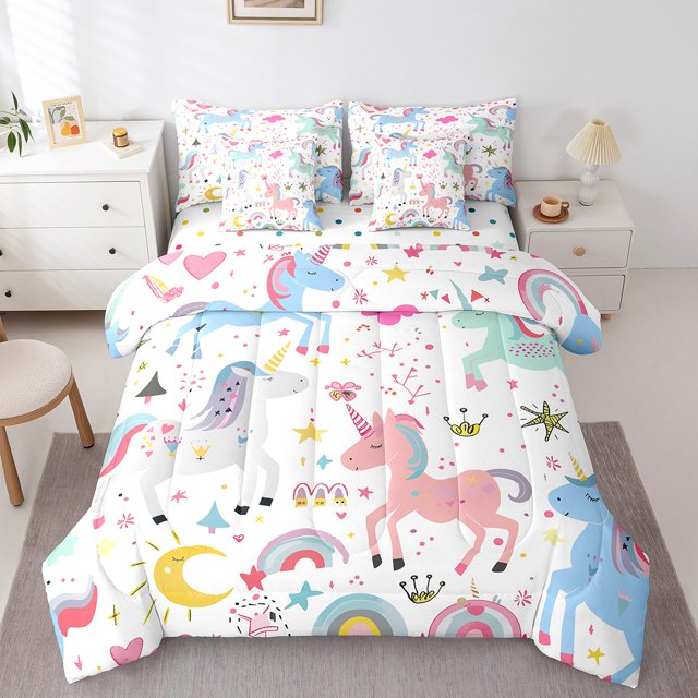 YST Unicorn Arc-en-Ciel Ensemble de Douillette 7 Pcs, Lit Simple, Présentant un Thème Fantaisiste de Cheval avec des Licornes Colorées, des Arcs-en-Ciel et des Étoiles sur un Fond Blanc. l'Ensemble Comprend une Douillette, un Drap-Housse, un Drap Plat, Deux Taies d'Oreiller Rectangulaires et Deux Couvre-Oreillers Carrés. Exposé dans une Chambre Moderne et Lumineuse avec une Commode Blanche, une Lampe et une Chaise, Il Crée une ambiance Ludique et Confortable.