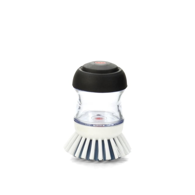 OXO Softworks Brosse Paume Distributrice de Savon avec Réservoir de Savon Transparent et Dessus Doux Noir Antidérapant, avec Poils en nylon Blancs Durables de Forme Circulaire pour un Frottage Efficace et Distribution de Savon avec Bouton-Poussoir, Convient au Nettoyage des Ustensiles de Cuisine.