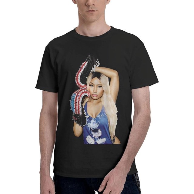 Nicki T-Shirt à Col Rond Classique de Musique Country Unisexe à Manches Courtes en Noir, avec un design Graphique vibrant. Fabriqué avec 220 g de Coton Doux de Haute Qualité, Il Est Respirant, Doux pour la Peau et durable. le T-Shirt Est Idéal pour les Tenues Décontractées, les sports de Rue, les Événements hip-hop, les Fêtes et les Vacances. Technologie d'Impression Avancée Assure Que le Graphique Reste vibrant et Résistant aux Fissures. un Excellent Cadeau pour les fans de Musique Country et de Mode Décontractée.