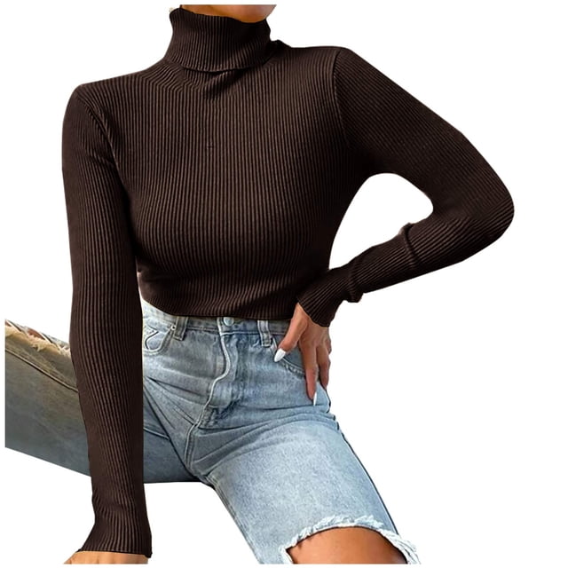 TIMIFIS Chandail à Col Roulé à Manches Longues pour Femme, Léger et Coupe Ajustée. La Chemise Présente une texture Côtelée, un Col Roulé Haut et une Couleur Unie Brune. Fabriquée en Matériau Acrylique Doux, Elle Est Conçue comme un Chandail de Dessous Décontracté, Idéale pour l'Automne et l'Hiver. le Modèle l'Agence avec des jeans en denim Délavé Clair, Mettant en Valeur Sa Polyvalence pour des Tenues Décontractées et Stylées.