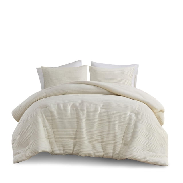 Home Essence Finley Ensemble de Douillette en Jersey Tricoté 3 Pcs en Blanc Cassé Présentant un Motif Rayé Tricoté Moderne avec Diverses Largeurs. l'Ensemble Comprend une Douillette et Deux Taies Assorties en Tissu Jersey Chiné Doux avec envers en Microfibre et Rembourrage en polyester. Lavable à la Machine pour un Entretien Facile et Idéal pour Ajouter un style Décontracté Contemporain aux Chambres.
