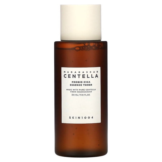 SKIN1004 Madagascar Centella Probio-Cica Essence Toner, 7.10 fl oz (210 ml), dans une Bouteille Ambre avec une Étiquette Blanche Détaillant Sa formulation. Ce Toner pour le Visage, Infusé de Centella Asiatica Fermentée de Madagascar et de Céramides, Renforce la Barrière Cutanée, Hydrate et Nourrit. Idéal pour les routines Quotidiennes de Soins de la Peau.