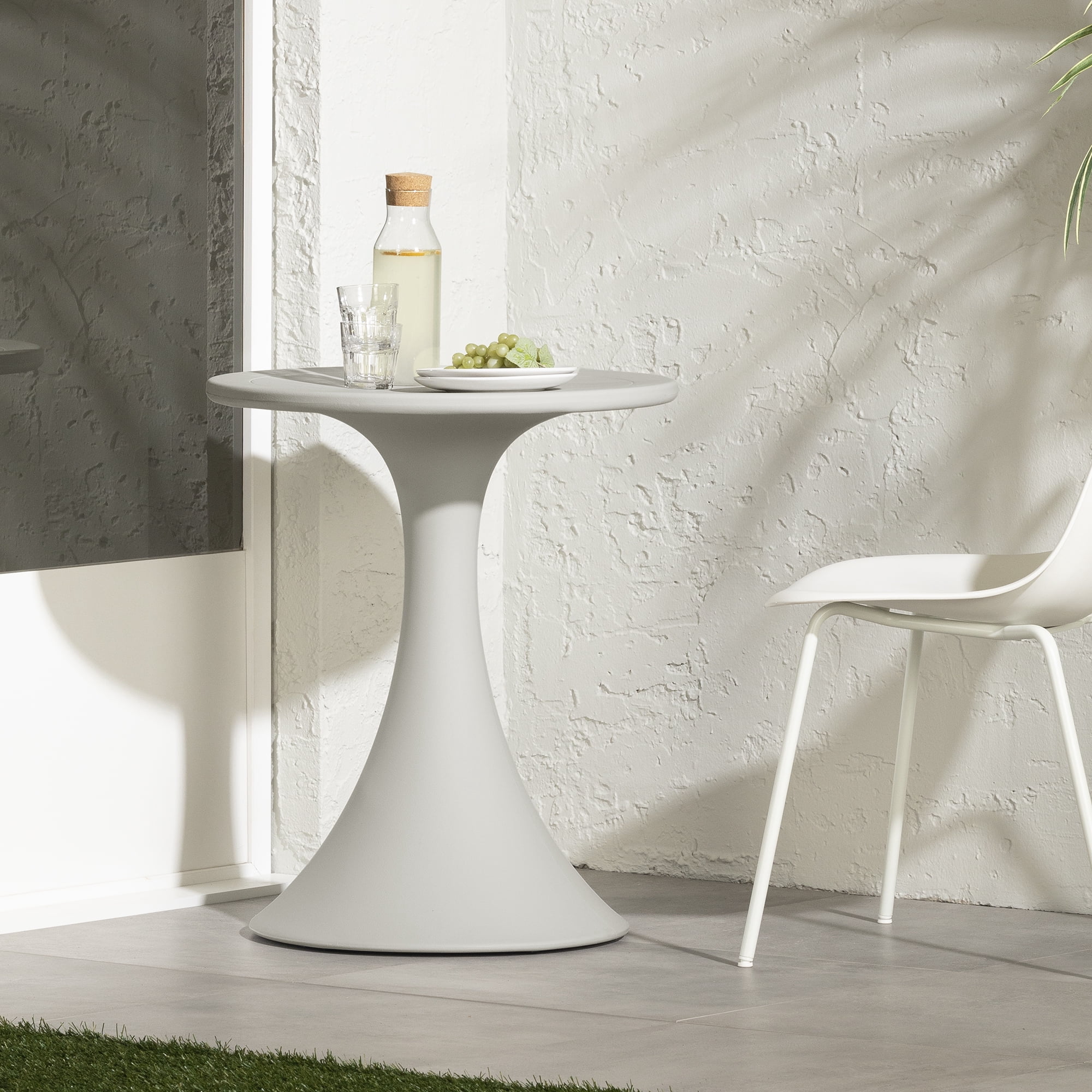 Table bistro, fini Greige, collection Dalya de Meubles South Shore