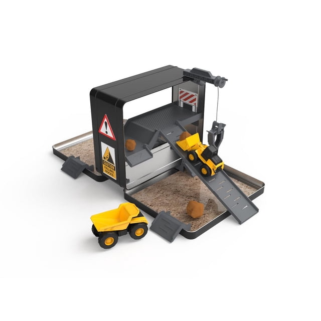 Cat® Little Machines Ensemble de Jeu Store ‘N GoTM avec un Étui en Étain Noir Qui s'Ouvre en Ensemble de Chantier à Plusieurs Niveaux Comprenant Deux Véhicules Little Machines Jaunes - un Camion-Benne et un Chargeur avec une Grue Fonctionnelle - Accessoires de Rocher Bruns, Rampes, Panneaux Routiers et Autocollants « Attention », Conçu pour un transport Facile, Jeu Intérieur Ou Extérieur, et Rangement Pratique.