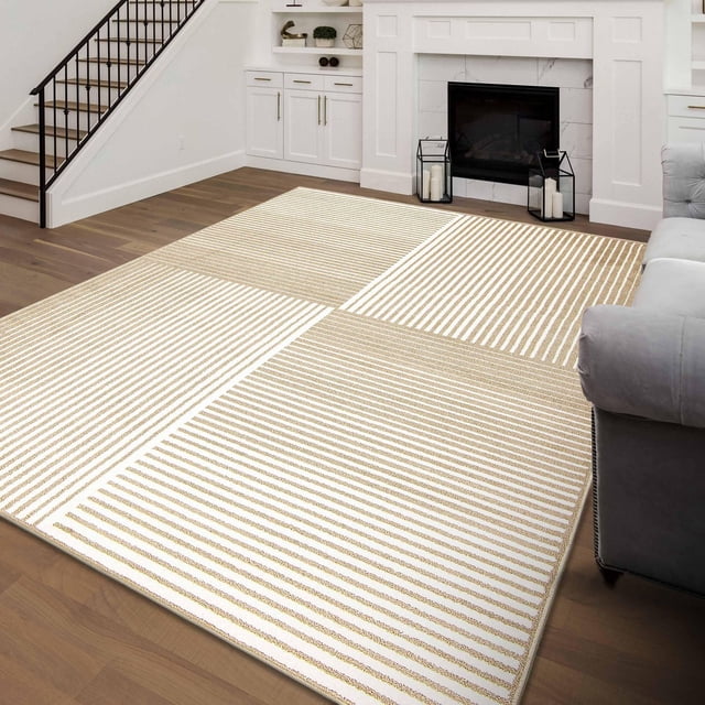 ECARPET Tapis Moderne pour Salon, Salle à Manger et Chambre Collection Ambiance en beige avec un Motif Rayé Minimaliste Divisé en Quatre sections Carrées, Fabriqué en Matériau Peluche pour la Douceur sous les Pieds, Exposé sur un Plancher de Bois Franc dans un Salon avec une Cheminée Blanche, des Étagères Intégrées et un sofa Gris, Idéal pour les Maisons Familiales.