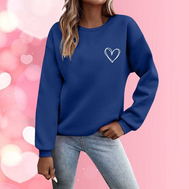 Chandail à Capuchon à Col Rond Imprimé à la Mode pour Femme, Couleur Bleu Vif avec Graphique de Cœur Blanc sur la Poitrine. Fabriqué en polyester, Ce Chandail à Manches Longues Présente un design à Épaules Tombantes et une Coupe Décontractée, Idéal pour une Tenue Décontractée Ou à Agencer avec des jeans Ou des leggings. Parfait pour l'Automne, le Modèle Est Montré Portant le Chandail à Capuchon sur un Fond Rose avec des accents de Cœur.