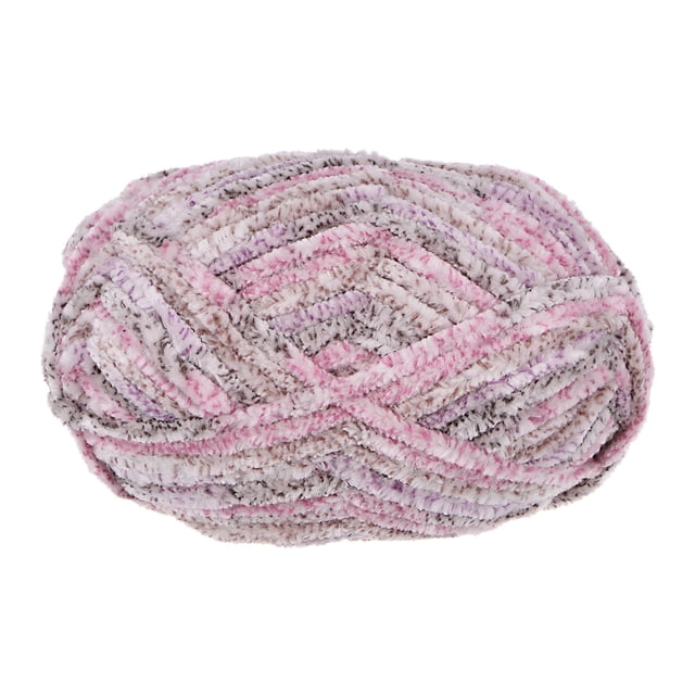 Unique Bargains Fil Chenille en Velours Super Volumineux en Polyester Multicolore, 87 Yards. une Vue Gros Plan d'Un Écheveau de Fil Chenille Multicolore Présentant des Nuances de Rose, Gris et Blanc. le Fil A une texture Douce et Duveteuse et Est Idéal pour Fabriquer des Couvertures, des Foulards, des Tuques, des Coussins et Autres Fournitures d'Artisanat. Fait de 100 % Polyester, Il Est Épais et Chaud avec une Finition Effet Velours.