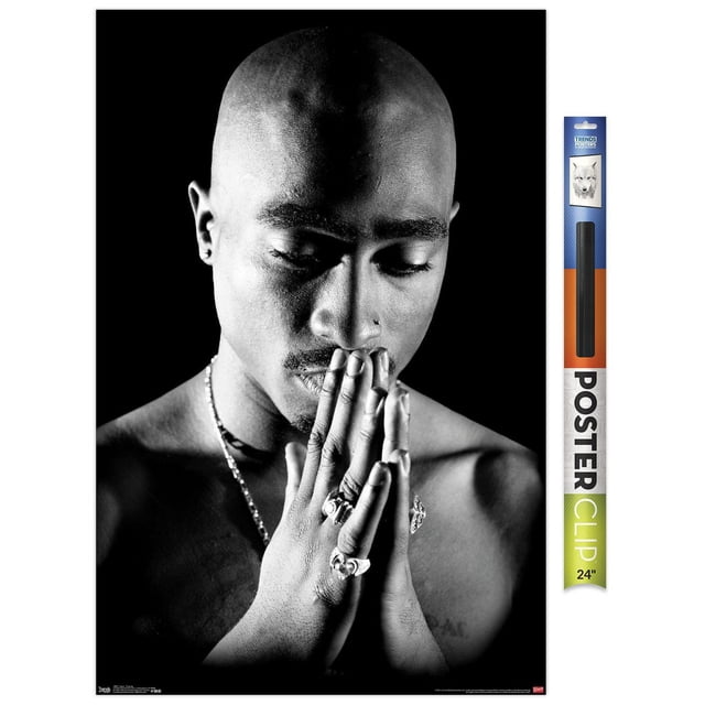 Tupac - Affiche Murale de Prière, 14,725 Pouces x 22,375 Pouces, Gros Plan Noir et Blanc d'Une Figurine Sans Chemise avec les Mains Pressées l'Une contre l'Autre en Prière, Portant Plusieurs Bagues et un Collier Chaîne, Imprimée sur Papier d'Affiche Lustré par Trends International, Idéale pour la Décoration Murale de Chambre Ou de Bureau.