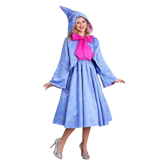 Costume Fairy Godmother pour Adulte Grande Taille Conçu pour l'Halloween, Comprenant une Robe Bleue Sans Manches avec Motifs Tourbillonnants Imprimés, un Jupon Attaché et une Veste à Capuche avec Détails Imprimés Assortis. la Tenue Comprend un Grand Nœud Rose Attaché à l'Avant et Est sous Licence Officielle. Fabriquée à Partir de Tissus 100 % polyester, Elle Est Inspirée de Fairy Godmother de Cendrillon.