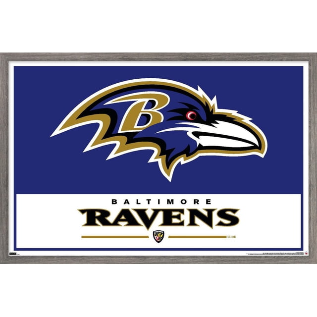 NFL Baltimore Ravens - Logo 21 Affiche Murale, 22,375 Po x 34 Po Encadrée Affichant un Logo des Baltimore Ravens Centré avec une Tête de Corbeau Stylisée en Violet, Noir, or et Blanc sur un Fond Bleu Foncé au-Dessus du Texte « Baltimore Ravens » en Noir et or sur un Panneau Blanc, Encadrée dans un Cadre en Bois Clair. Cette Oeuvre Murale Encadrée Convient aux Chambres, aux Bureaux Ou à la Déco de Fête d'Un Jour de Match