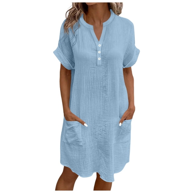 Robe Bleu royal Clair pour Femme à Col en V avec Boutons, Manches Courtes et Coupe Régulière. Cette Robe midi Basique Tombe au Genou et Présente un design Décontracté Convenant à l'Automne et à l'Été. la Robe Comprend des Boutons avant, des Manches Roulées et des Poches Latérales, Offrant à la Fois style et Fonctionnalité.