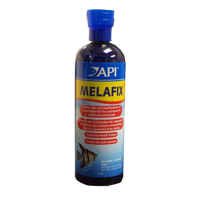 API Melafix Liquid Water Treatment 473ml bottle with blue cap and label, designed for aquarium water treatment to support ornamental fish fin and tissue care in freshwater and pond aquariums, featuring bilingual text and a tropical fish image.
