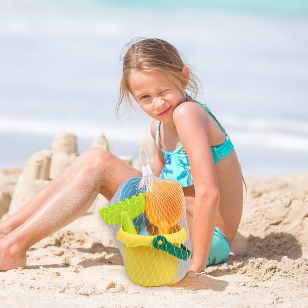 Jouets De Plage Pour Enfants - Seau, Pelle Et Pelle Sur Sable Sur Une Journée Ensoleillée Banque D'Images et Photos Libres De Droits. Image 22667685