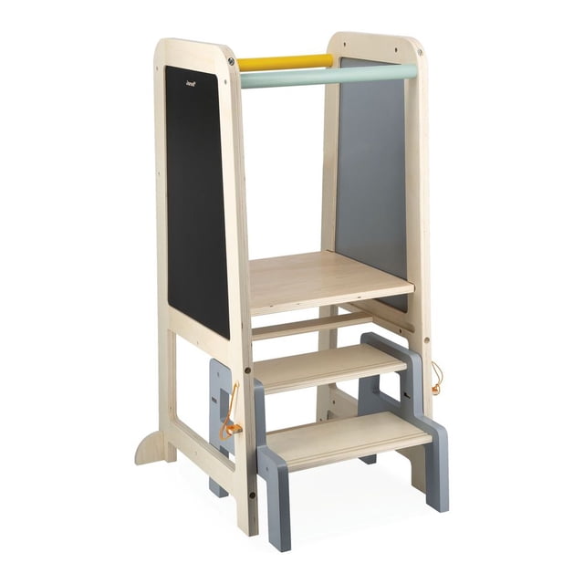 Janod Tour d'Apprentissage, une Tour d'Observation en Bois Conçue pour les Enfants de 18 Mois et Plus. Comprend une Plateforme à Hauteur Réglable avec Deux Niveaux (32,5 cm et 40,5 cm), une Marche Amovible Qui Fait Aussi Office de Marchepied, et des Tableaux Noirs Intégrés sur les Côtés avec Deux Pièces de Craie et un Pinceau pour le Dessin. la Tour a une construction Robuste avec des Bords Incurvés et une Finition en Bois Naturel, Complétée par des accents Gris et pastel. Idéale pour Favoriser l'Autonomie et le Développement de la Motricité, Elle