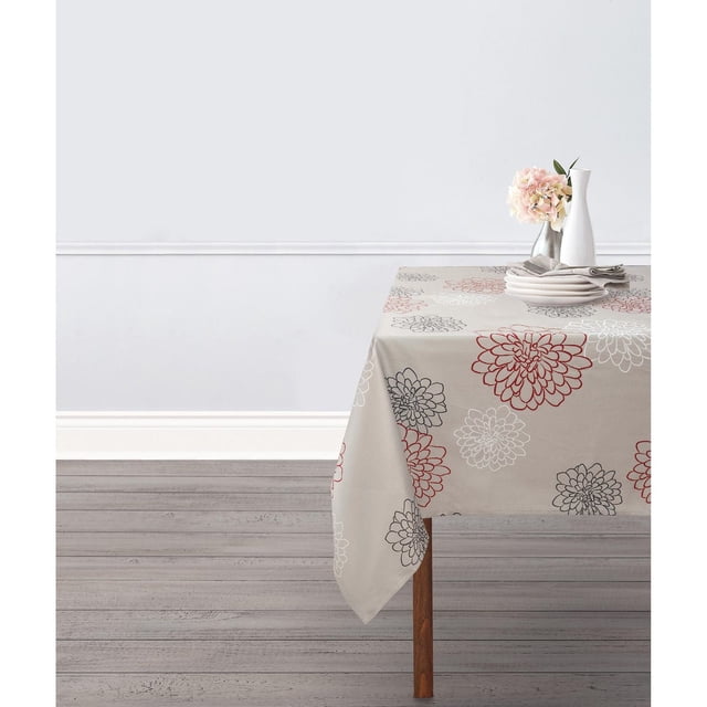 Hometrends Nappe en Tissu beige avec des Contours Floraux Rouges, Blancs et Noirs, Drapée sur une table de Salle à Manger en Bois, Style avec des Assiettes Blanches Empilées, des Serviettes Beiges, un vase Blanc et un Petit bouquet de Fleurs Roses dans un vase Argenté, Mettant en Valeur un Tissu Facile d'Entretien Adapté aux Linges de table et aux Milieux de Repas Décontractés.
