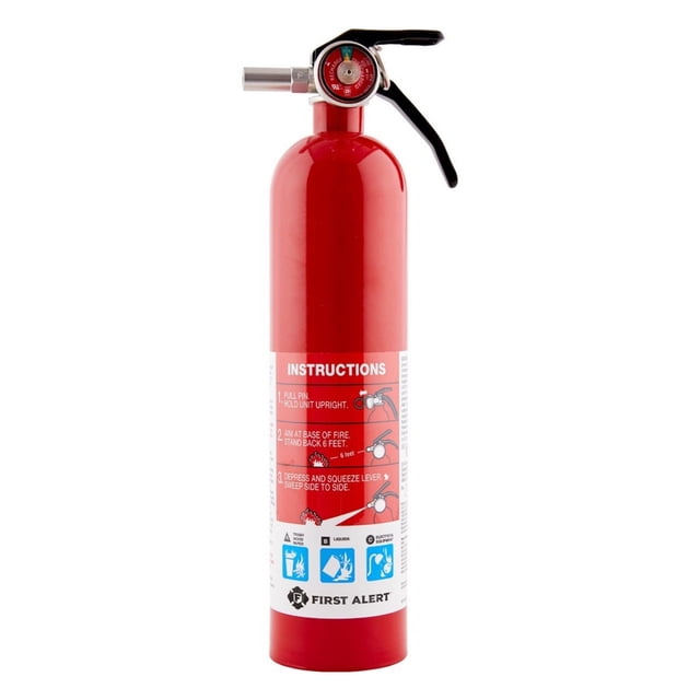 First Alert Extincteur Domestique Rechargeable Homologué UL 1-A:10-B:C avec Cylindre en Métal Rouge, Poignée Courbée Noire, Manomètre sur le Dessus et Étiquette d'Instructions Blanche pour Feux en Bois, Liquides et Électriques, Debout sur Fond Blanc.